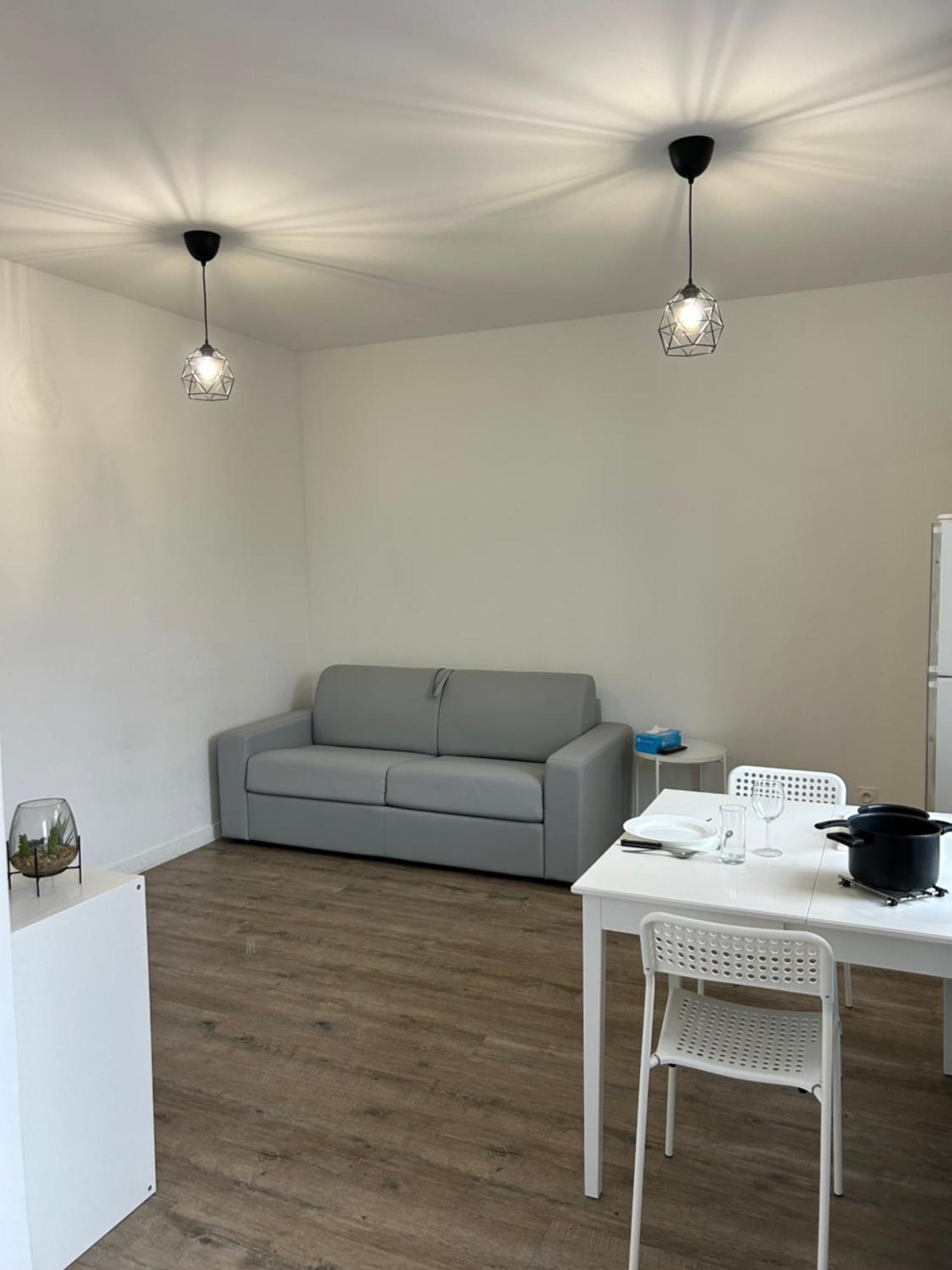 Superbe Studio Meuble Avec Parking 모뵈주 외부 사진